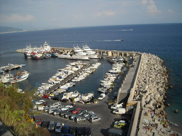 Veduta del porto di Cetara